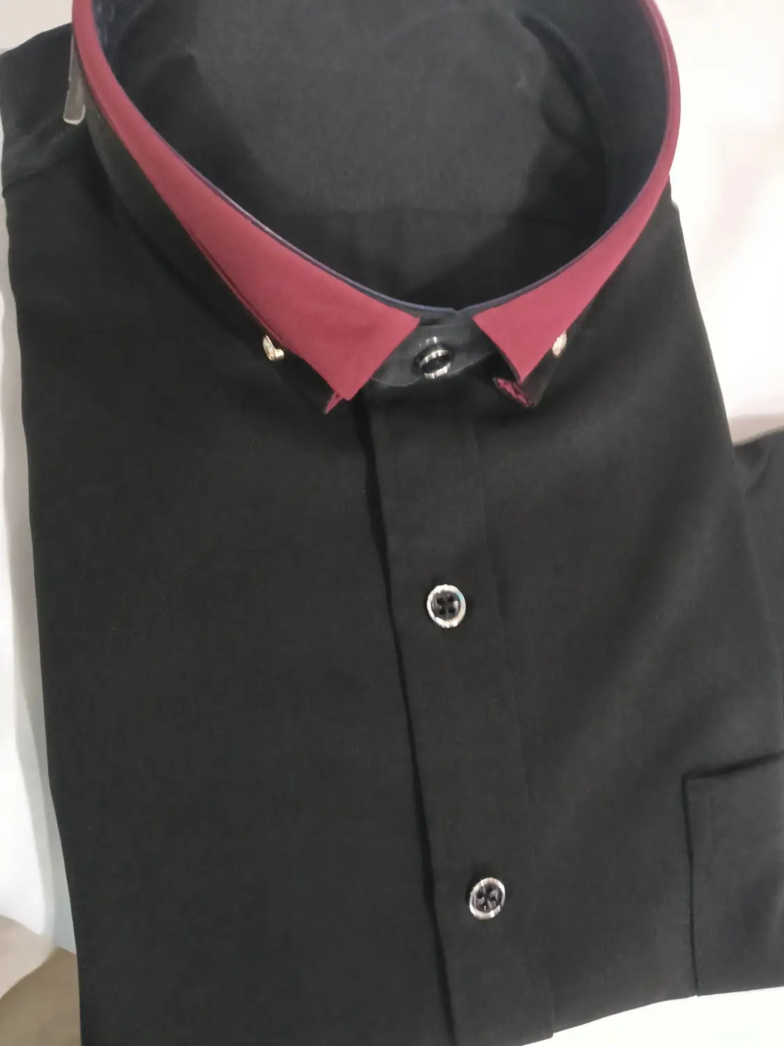 Herren Stretch-Anzughemd mit Kontrastkragen in Schwarz mit bordeauxrotem Kragen und silberfarbenen Knöpfen.