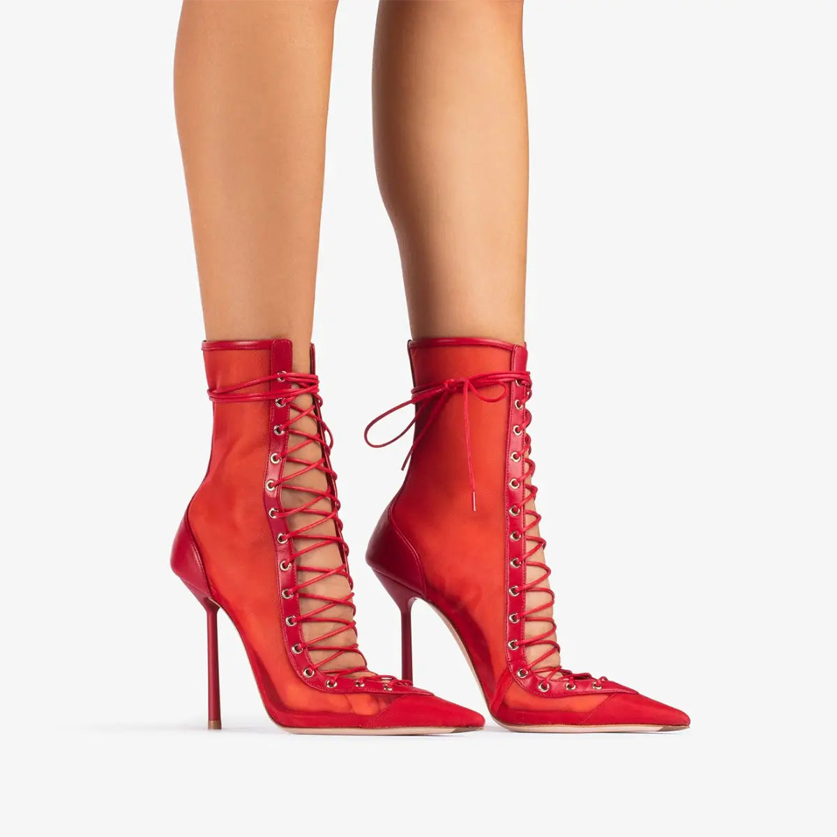 Des bottines à cheville en satin rouge vif à lacets, avec des détails en mesh, un bout pointu et un talon aiguille haut.