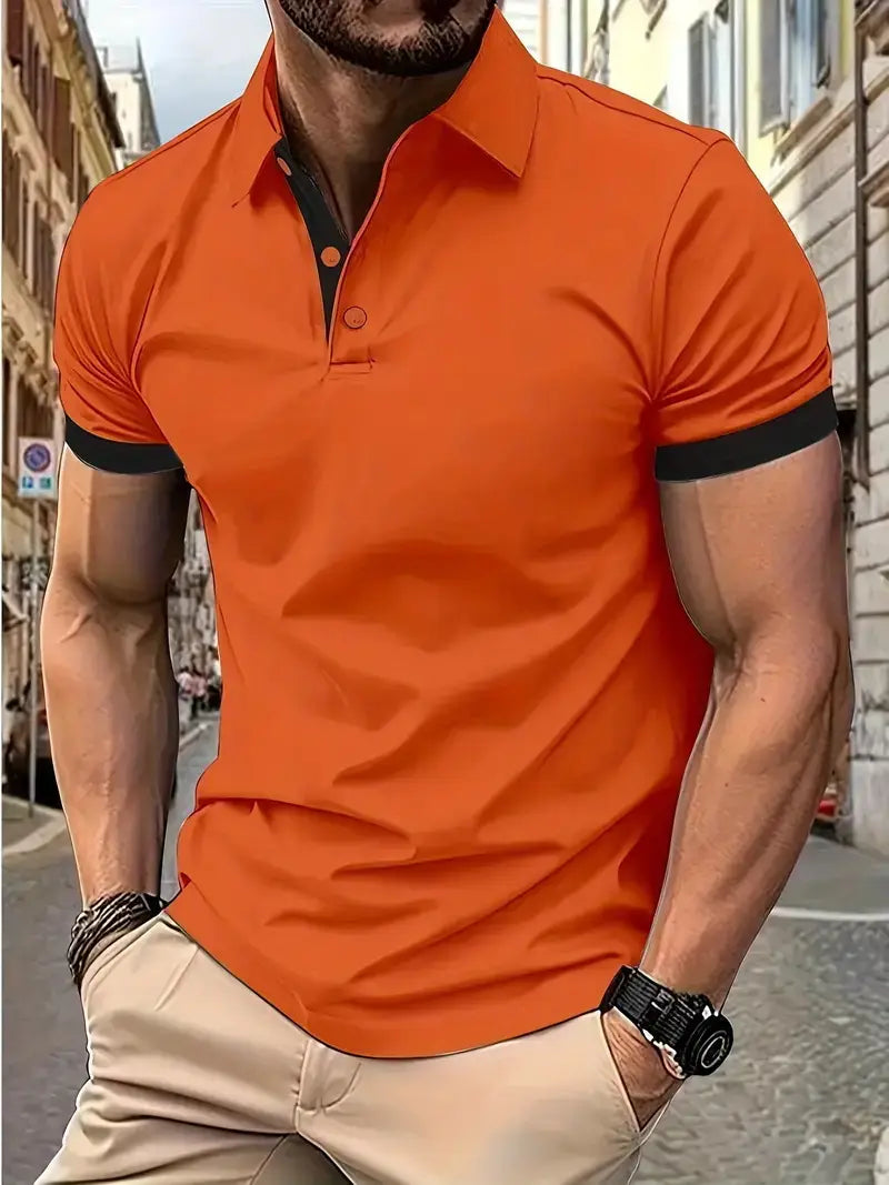 Lebhaftes orangefarbenes Kontrast-Herren-Poloshirt mit schwarzem Besatz an Kragen und Ärmelmanschetten, aus atmungsaktivem Stoff.