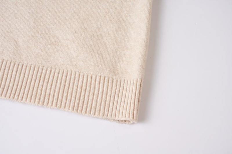 Pull en molleton pour homme, grande taille, demi-zip, en tissu tricoté beige, avec ourlet côtelé, présenté de face.