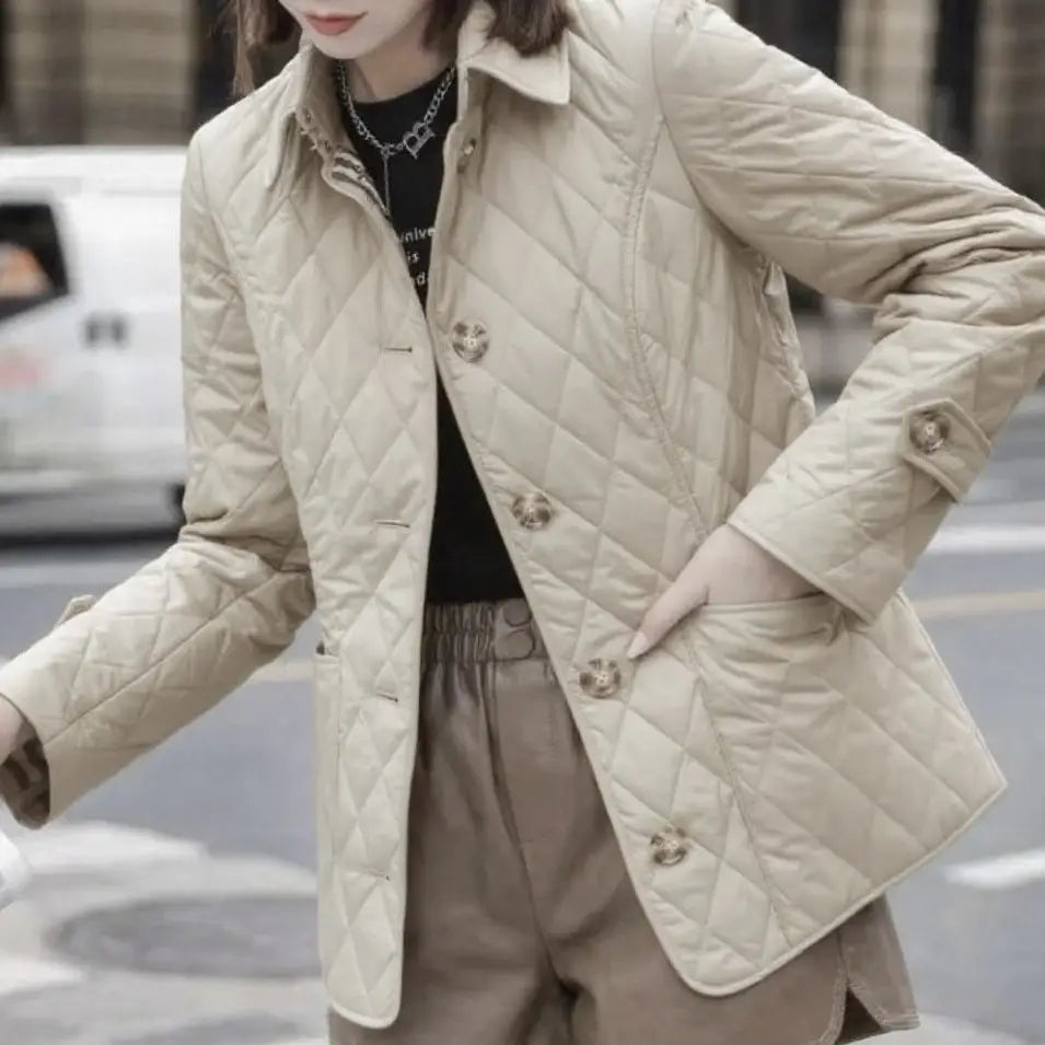 Beige wattierte Baumwolljacke im Slim-Fit mit rautenförmiger Steppung und Metallknopfverschlüssen.