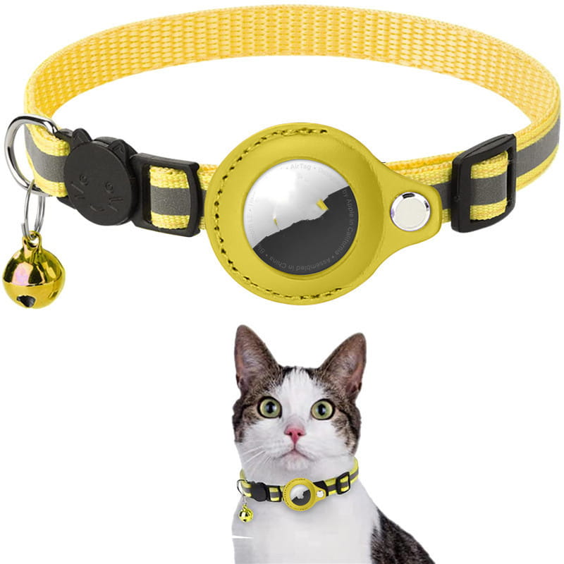 Collier réfléchissant pour chat, couleur jaune, avec boîtier circulaire jaune renfermant un Apple AirTag et petit pendentif de clochette dorée, avec boucle de sécurité.