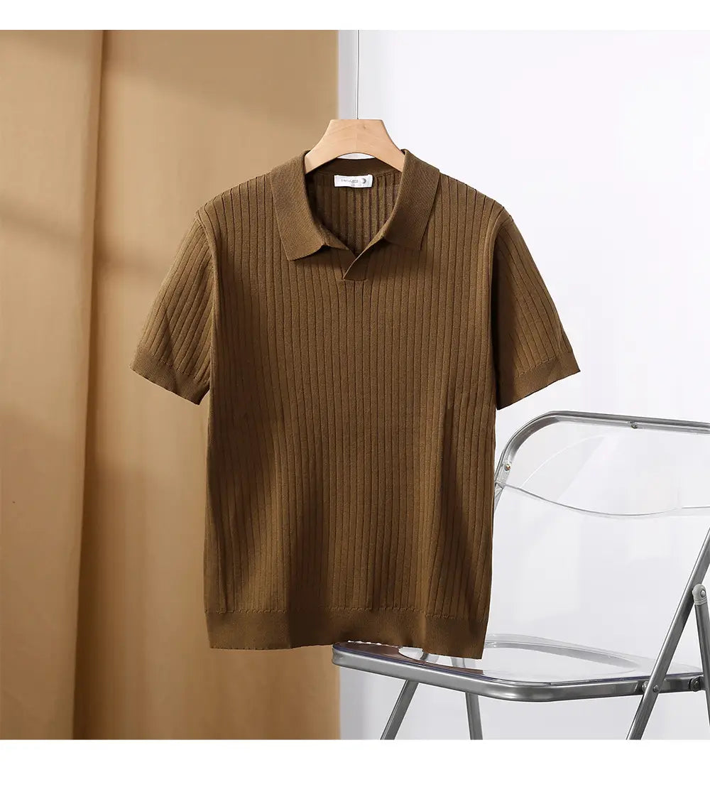 Ein geripptes Olivgrünes Strick-Poloshirt mit klassischem Kragen und kurzen Ärmeln, auf einem Holzbügel hängend, mit dem Titel gestreiftes Jacquard-Strick-Poloshirt.