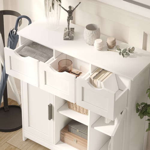 Armario de almacenamiento minimalista de madera blanca con tres cajones y estantes ajustables, con tiradores plateados elegantes, cajones y armarios abiertos.