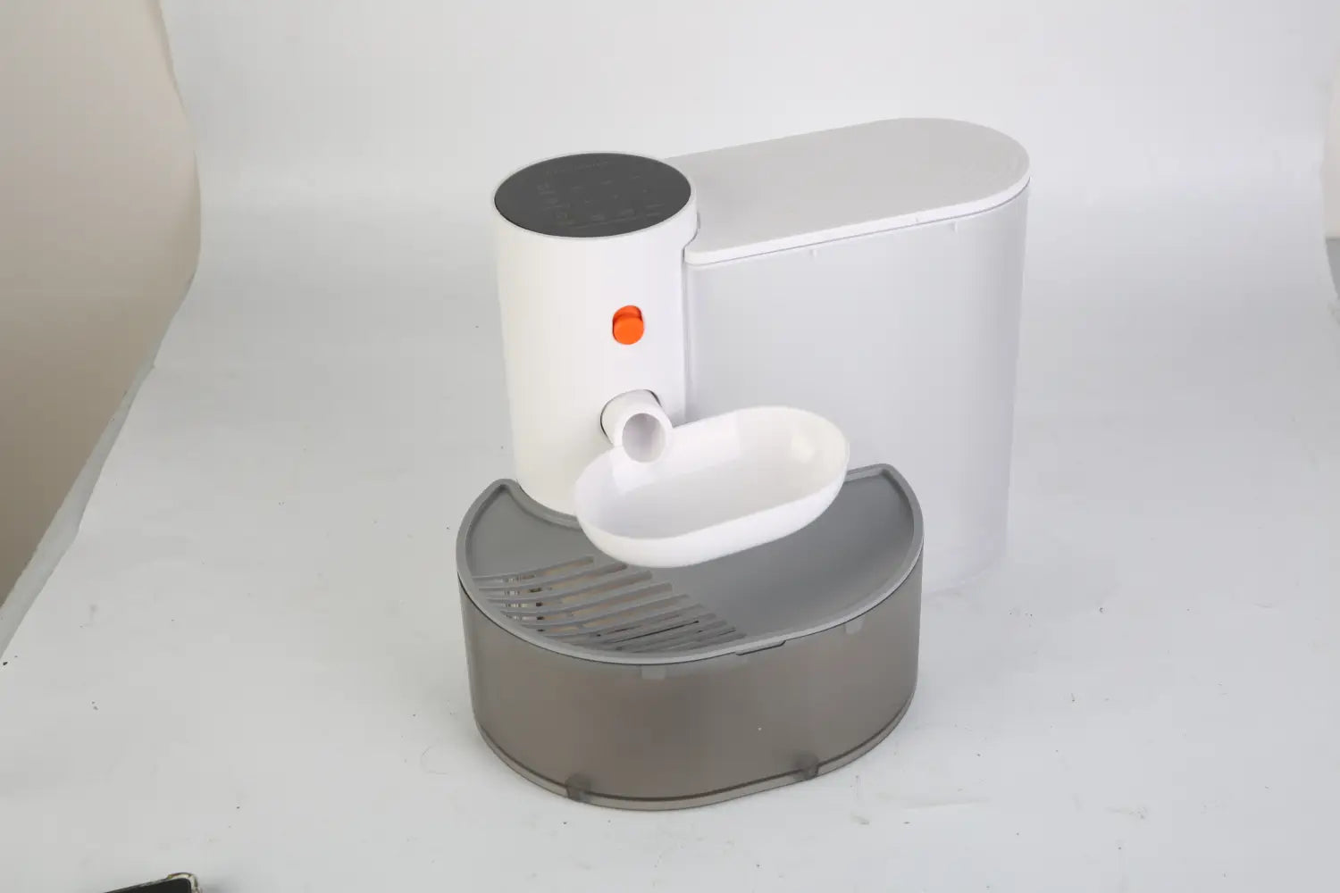 Fontaine à eau intelligente pour animal de compagnie de 3 L, sans fil, rechargeable, avec distributeur d’eau automatique blanc et gris élégant, au design moderne, dotée d’un voyant indicateur orange.