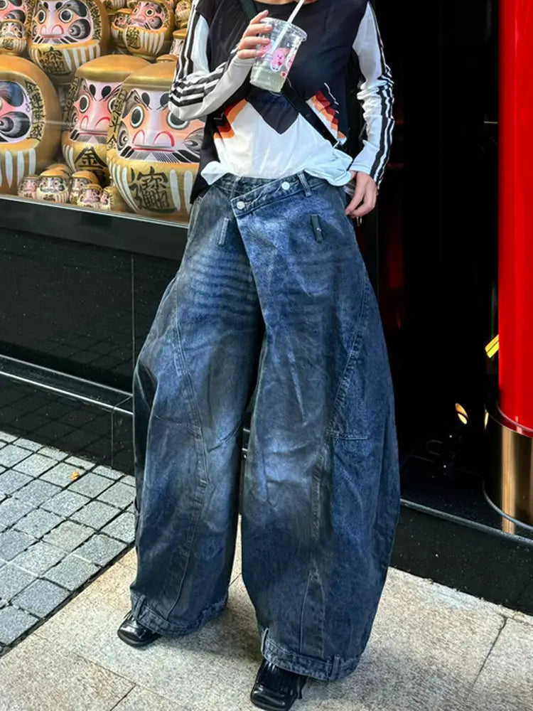 Jeans mit Destroyed Wide-Leg im Vintage-Denim in gebleichtem dunkelblauem Wascheffekt mit erkennbaren Ziernähten und mehreren Taschen aus Denim-Material