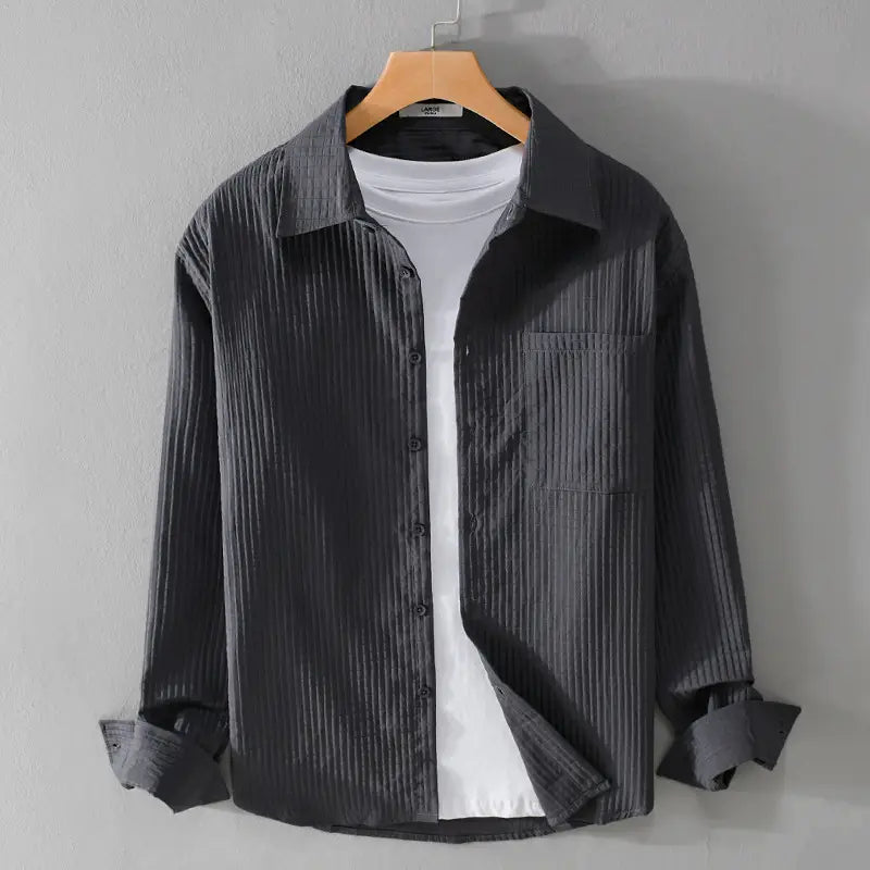 Chemise homme décontractée à manches longues en coton plissé gris foncé, avec un col classique et une poche poitrine.