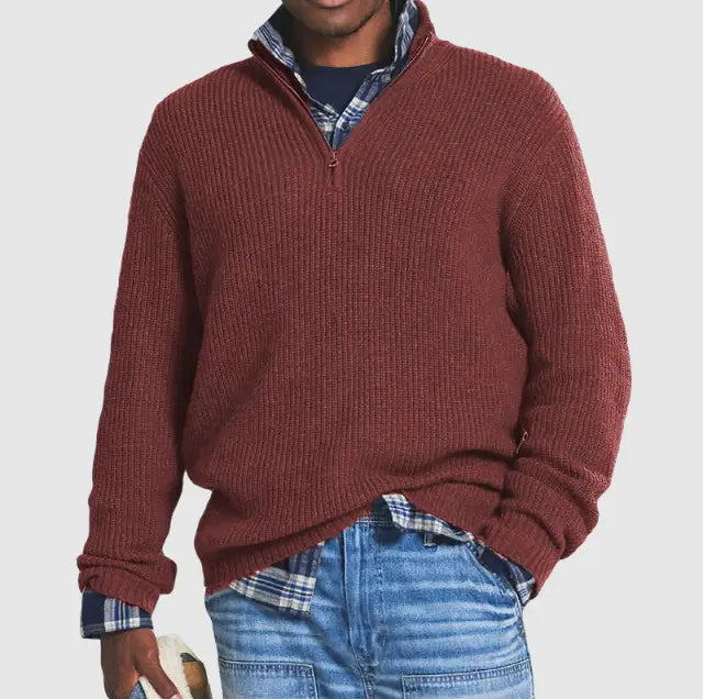 Pull en maille à col montant zippé au quart pour hommes, en maille côtelée bordeaux, porté par-dessus une chemise à carreaux