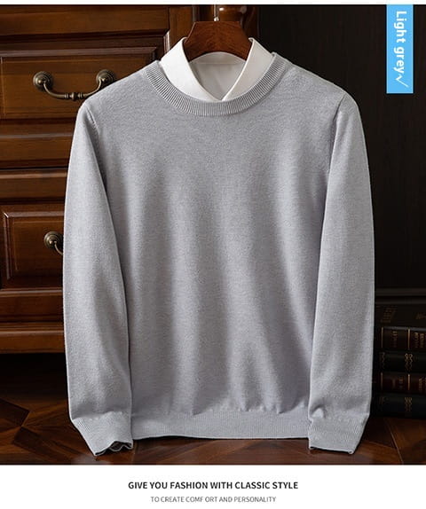 Suéter tipo pulóver de cuello redondo acanalado para hombre en gris claro, con textura acanalada sutil y cuello interior blanco a contraste.