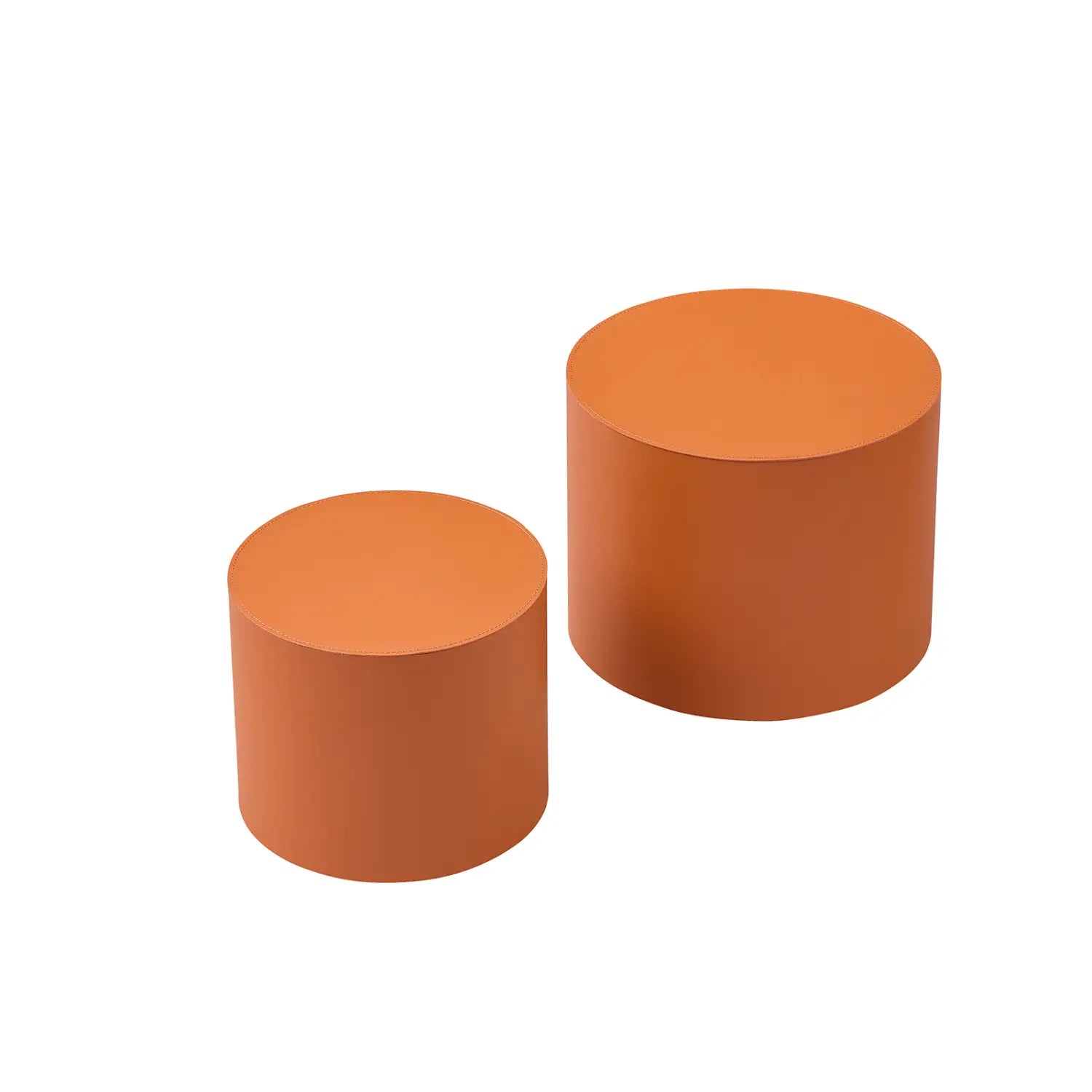 Dos mesas de centro cilíndricas de color naranja mate de cuero de silla, en un conjunto redondo anidado con una pieza más grande y otra más pequeña.