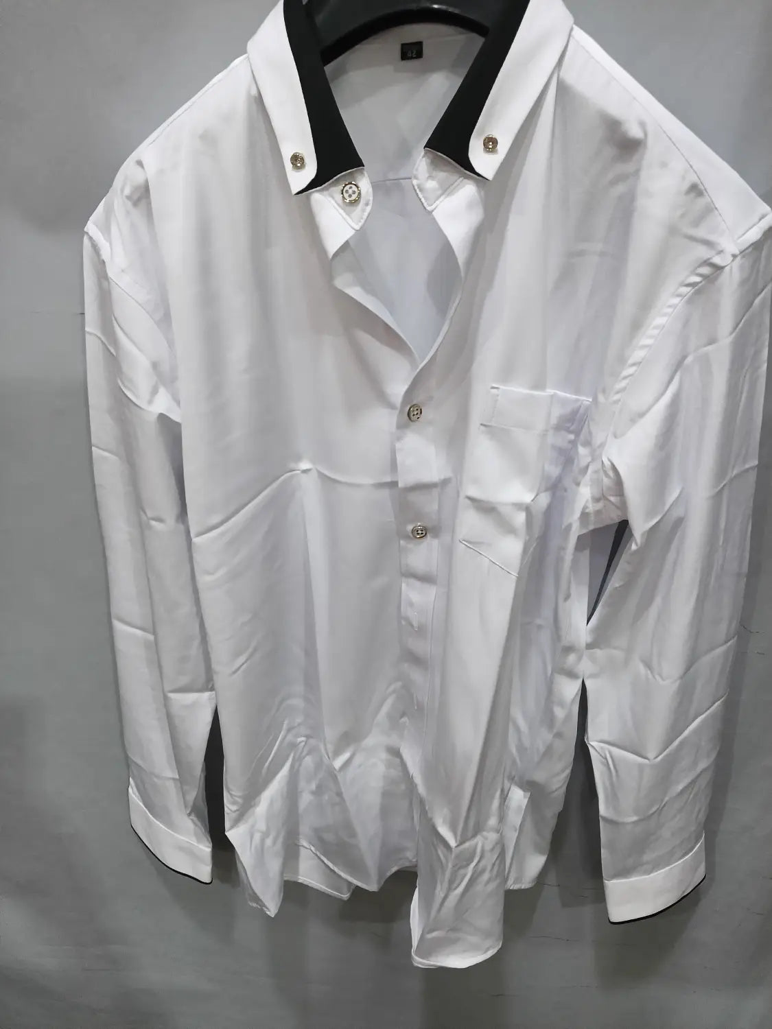 Weißes Herren Stretch-Anzughemd mit Kontrastkragen, mit langärmligem, geknöpftem Design, schwarzem Kontrastkragen und silberfarbenen Knöpfen.