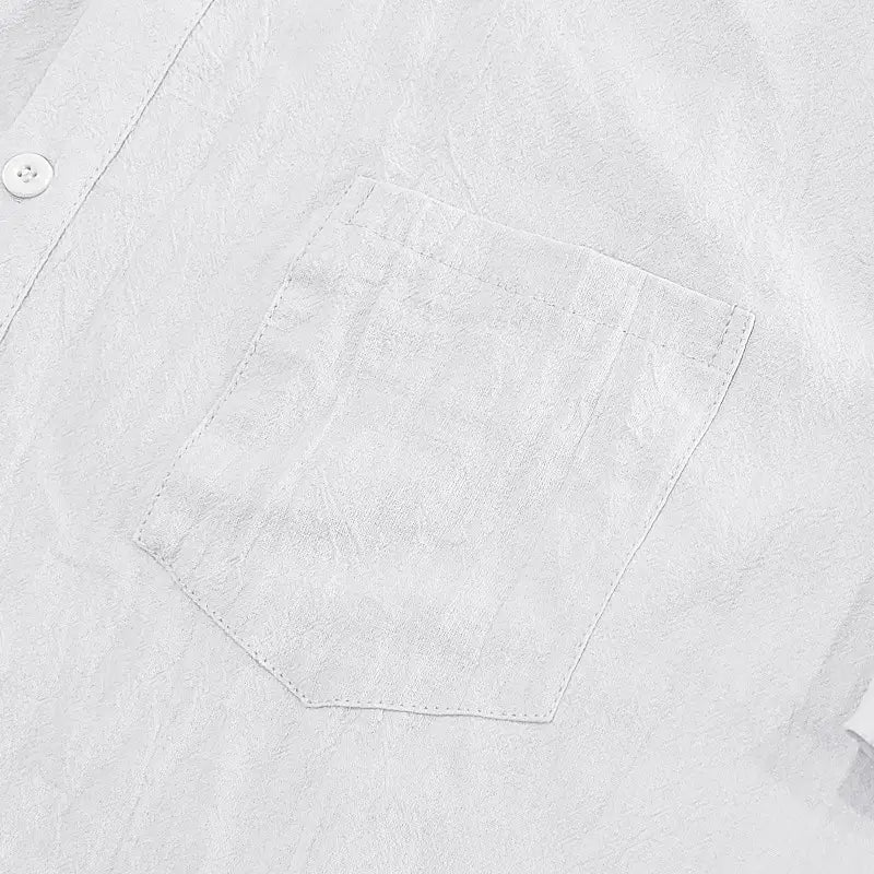 Herren-Leinenhemd mit kurzen Ärmeln, Brusttasche aus weißem Leinen mit dezenter Struktur und passender Ziersteppung für ein legeres, geknöpftes Hemd.