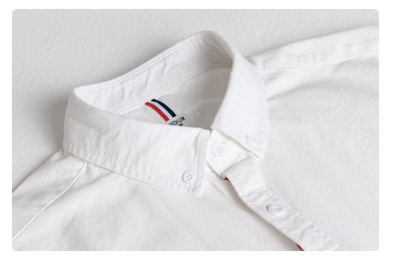 Herren-British-Style-gestreiftes Oxford-Baumwollhemd mit langem Arm in Weiß mit klassischem Kragen und einem dezenten rot-weißen und blau-gestreiften Etikett im Inneren des Ausschnitts.