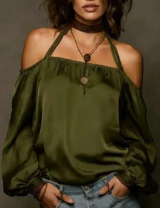 Eine olivgrüne Satinbluse mit One-Shoulder-Design, gerafften Ärmeln und eckigem Halsausschnitt, beschrieben als Bluse mit Satin-Puffärmeln im Korsagenstil.