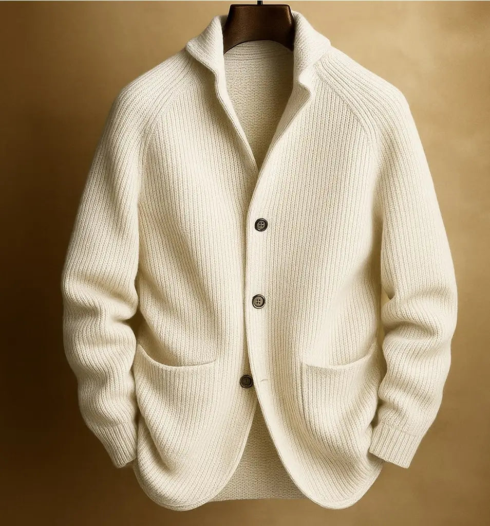 Herren-Strickcardigan im Casual-Stil mit Taschen, Knopfverschluss in cremefarbener gerippter Strickware mit dunklen Knöpfen und zwei vorderen Taschen