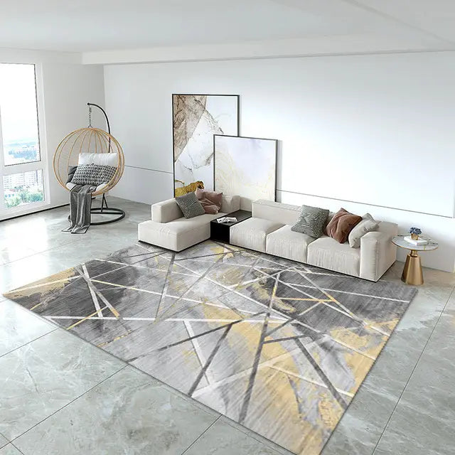 moderner abstrakter Kristall-Velours-Wohnzimmerteppich mit einem geometrischen Design und abstrakten Linien in Grauweiß- und Goldtönen.