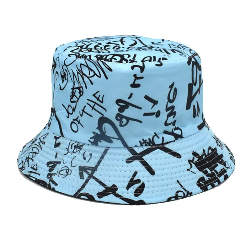 Chapeau bob bleu clair respirant avec des gribouillis noirs style graffiti, conçu comme un chapeau de voyage avec protection solaire.