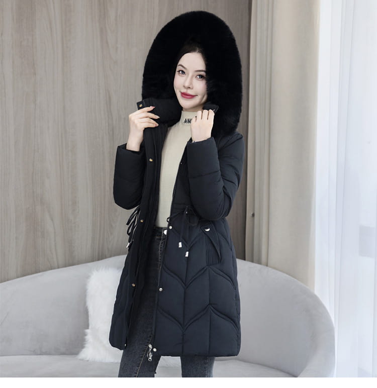 Schwarze Steppjacke (Puffer) mit einer kuscheligen, pelzgefütterten Kapuze aus gestepptem Baumwollstoff, ausgelegt für Winterkleidung.