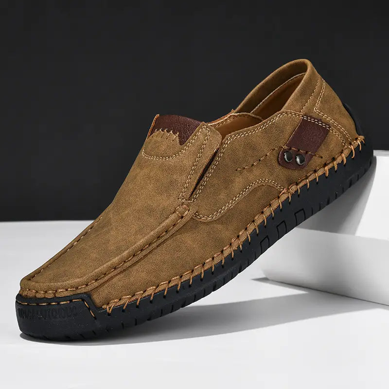 Mocassins en cuir pour homme, style décontracté, pour sorties en plein air, en daim camel avec des touches en cuir marron et des coutures visibles.