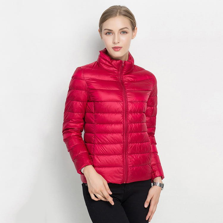 Schlanke Down-Jacke in kräftigem Rot mit Steppdesign und hohem Stehkragen.