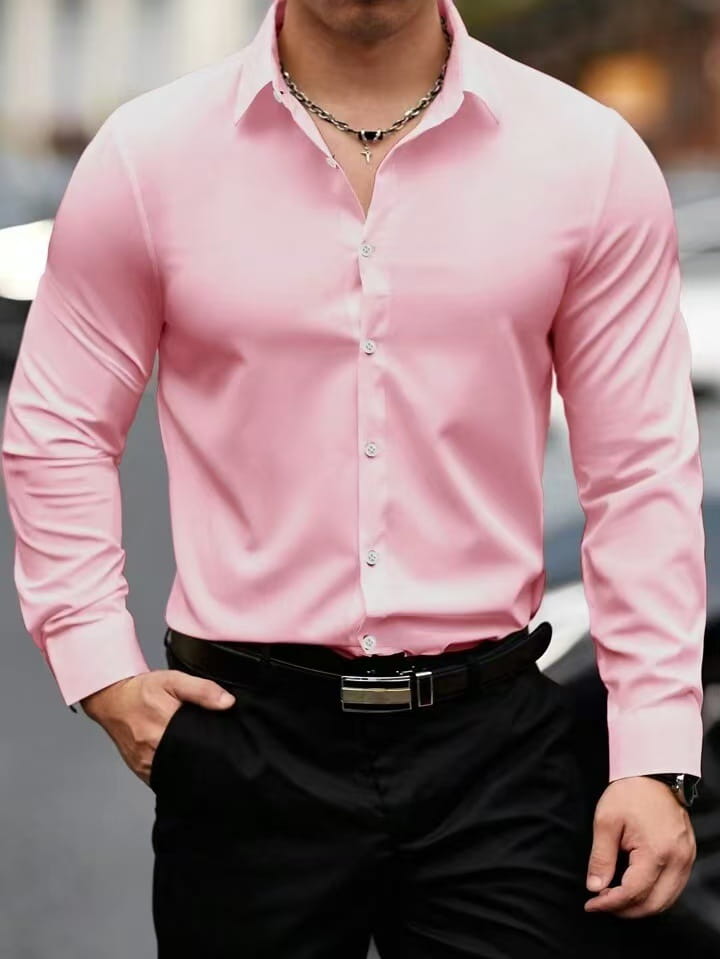 Ein elegantes Herren-Oberhemd mit langen Ärmeln aus einfarbigem Rosa mit klarem Kragen und Knopfleiste.