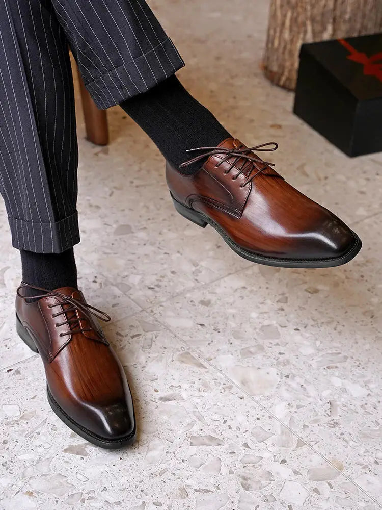 Herren-Oxfordschuhe mit eckiger Kappe aus beschichtet wirkendem Leder in poliertem Braun mit subtiler Verlaufsausführung und klassischem Design.