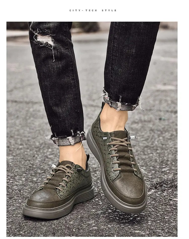 Baskets en cuir pour hommes, sans lacets, décontractées à semelle épaisse, en daim vert olive foncé, avec un motif texturé et des semelles en caoutchouc épaisses.