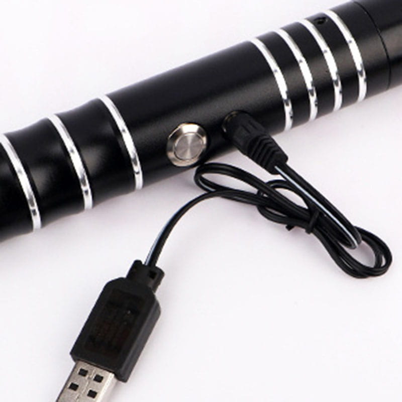 Lampe de poche tactique noire avec anneaux métalliques argentés et câble de charge USB pour le sabre laser jouet 2-en-1 en métal rgb.