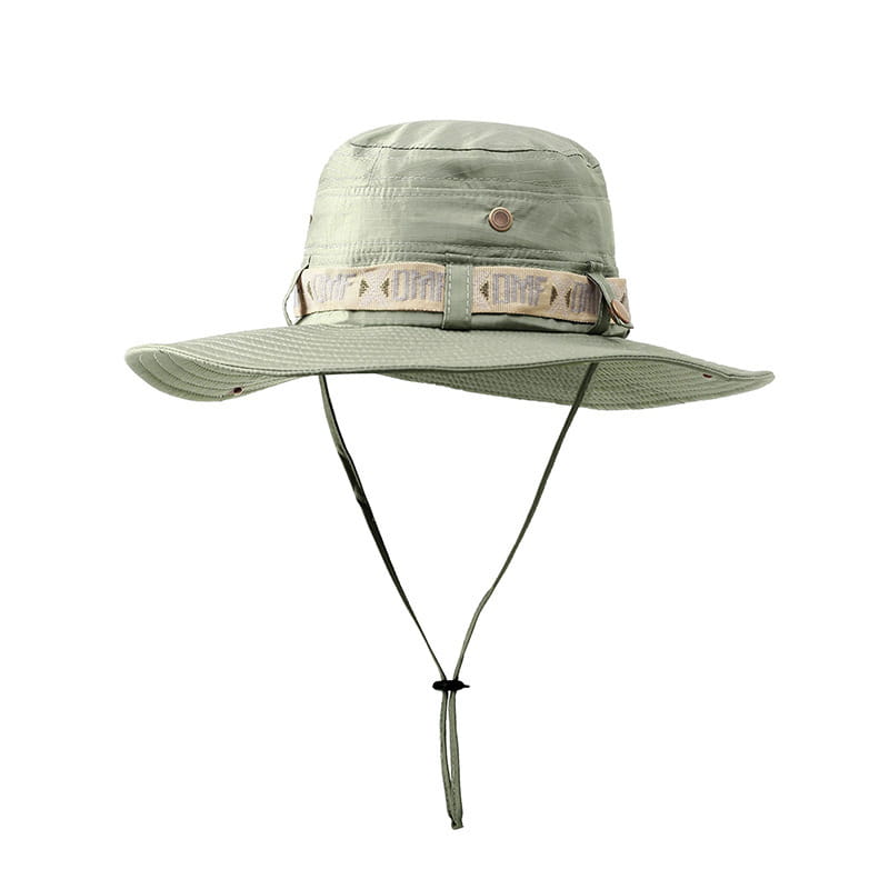 Chapeau bac utilitaire à large bord vert olive offrant une protection contre les UV pour hommes, avec un large bord, une mentonnière réglable et une bande en tissu à motif autour du haut.