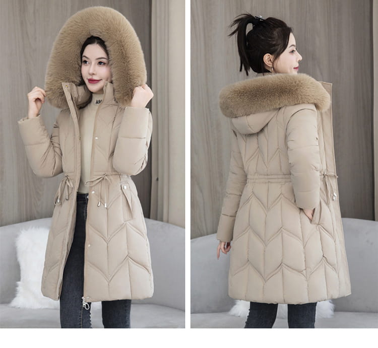 Beige gesteppten Winterjacke aus Baumwolle mit einer kuscheligen hellbraunem Pelzfutter-Kapuze und passendem Gürtel, ausgelegt für kaltes Wetter.
