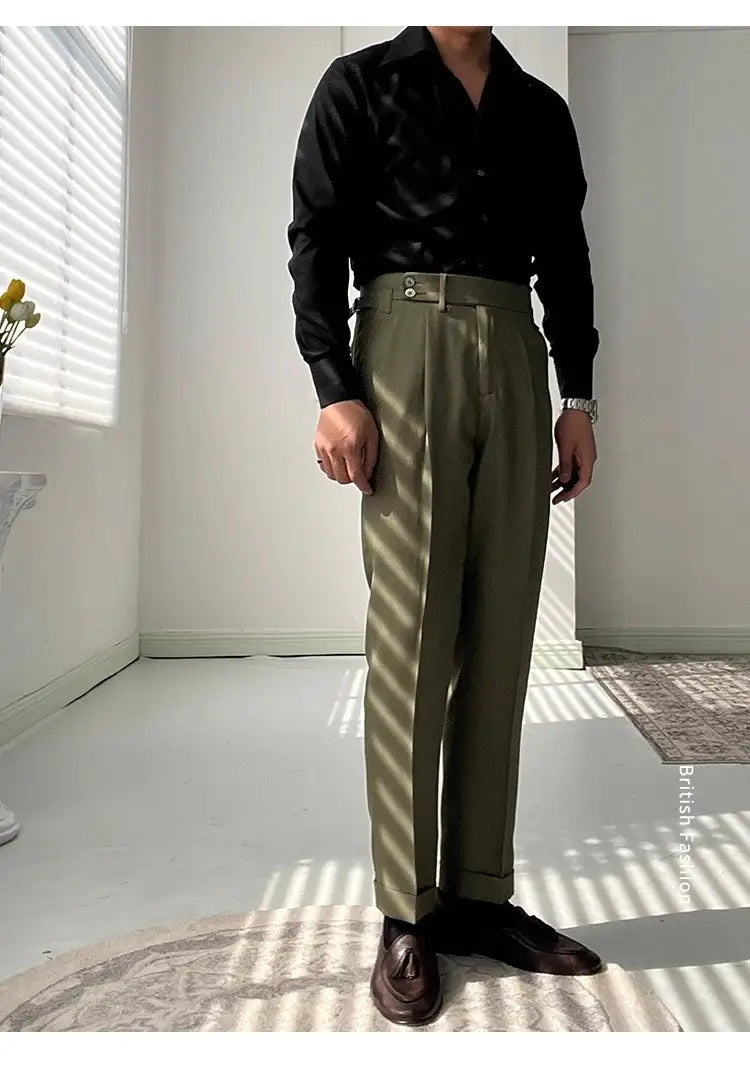 Olivgrüne Plissierhose mit passgenauem Schnitt und Gürtelschlaufen, die ein weißes One-Piece-Kragenhemd (Slim Fit) mit Rundhalsausschnitt ergänzen.
