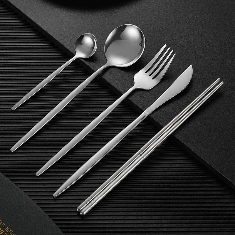 Glänzendes Besteckset aus Edelstahl mit Löffel, Gabel, Messer und Essstäbchen, mit elegantem modernem Design in Silber.