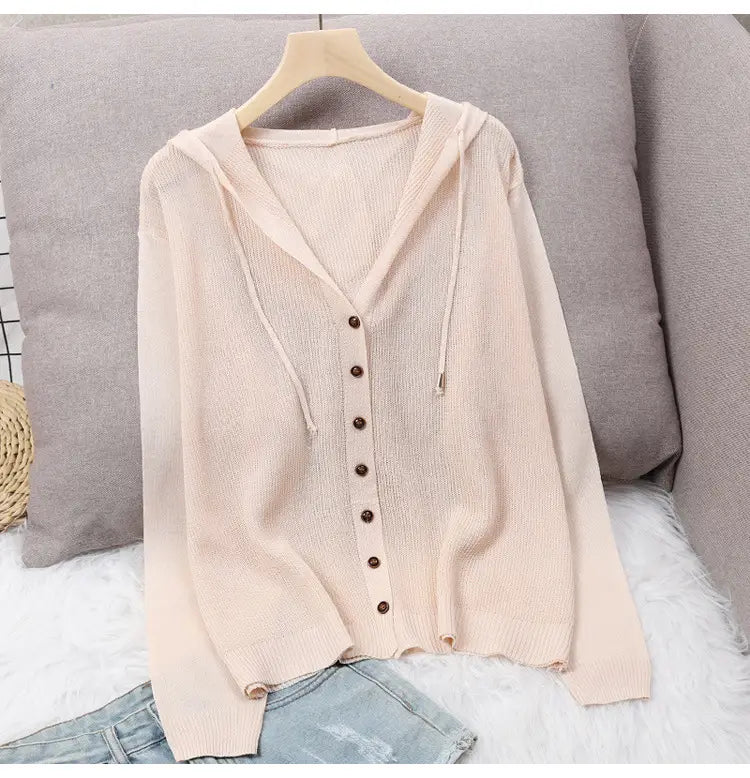 Ein weichrosa Blush-Pink gestricktes Hoodie-Cardigan mit V-Ausschnitt, Knopfverschluss und Kordelzugkapuze.