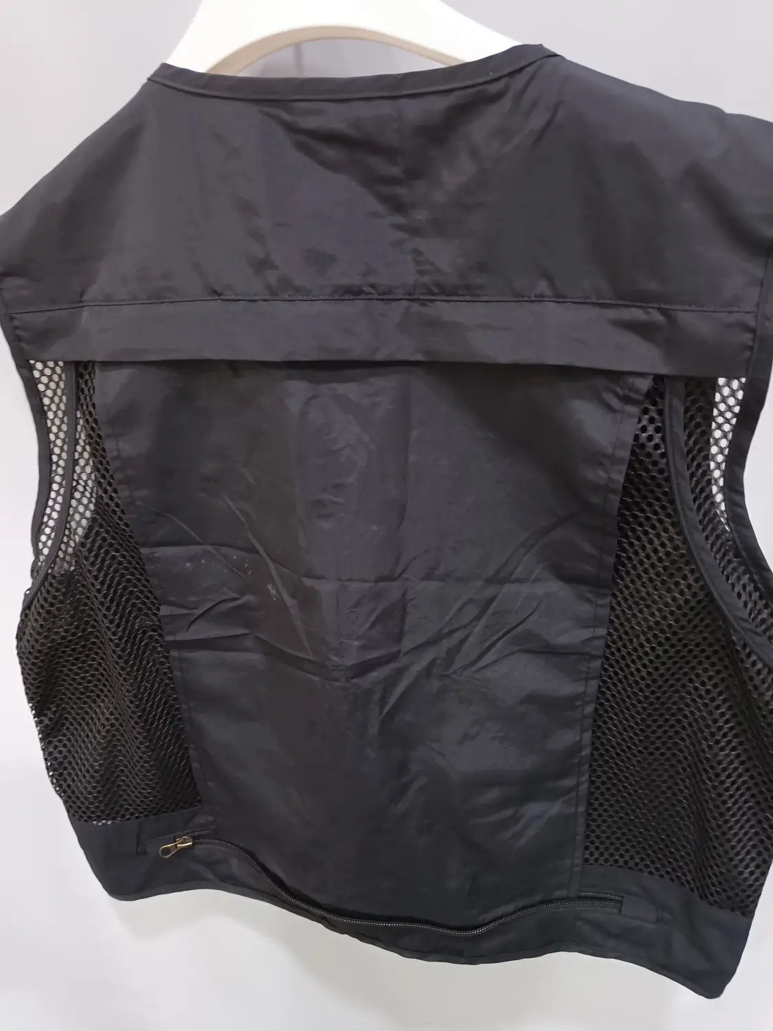 Schwarze Mesh- und Nylon-Taktikwanderweste mit 14 Taschen und Seitentaschen für Cargo, ausgelegt für Outdoor-Aktivitäten.