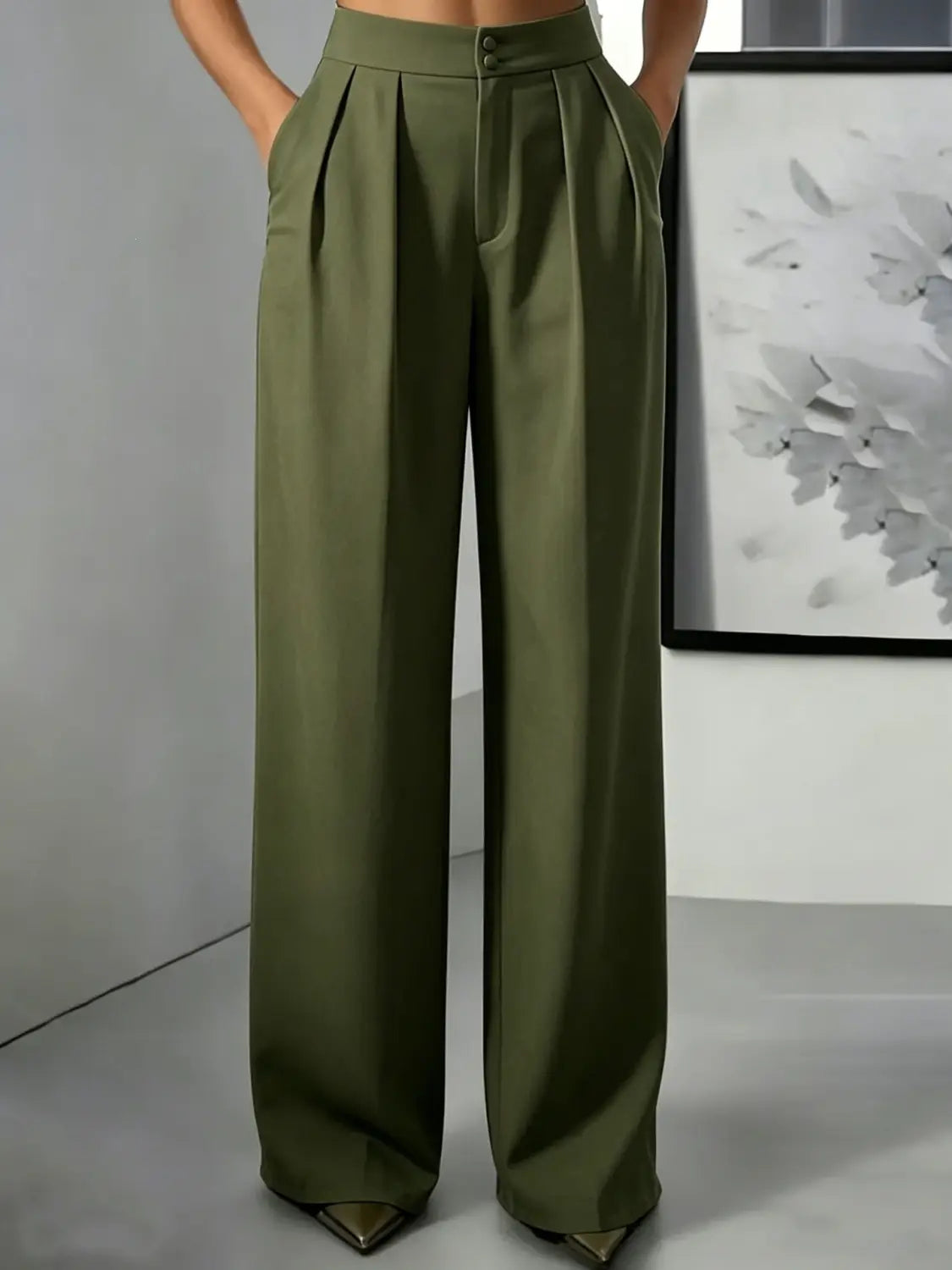 Pantalons vert olive à jambes larges et taille haute, avec un devant plissé et une fermeture à boutons, adaptés aux tenues formelles et décontractées.