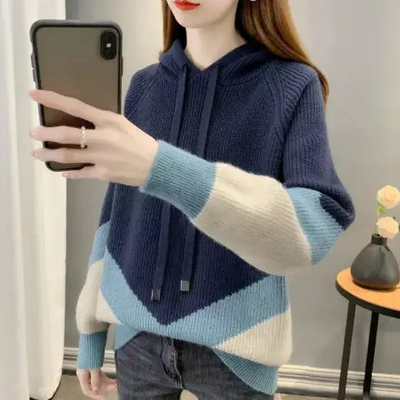 Ein gemütlicher Colorblock-Strickhoodie in Marineblau und Hellblau für Damen mit einem cremefarbenen Akzent sowie gerippten Bündchen und Saum.