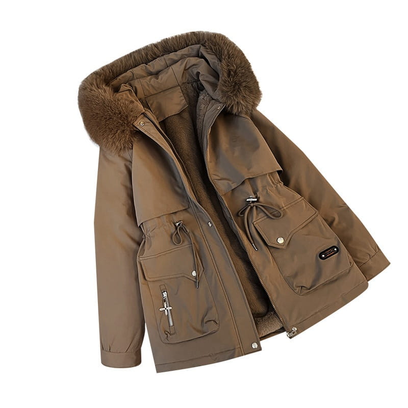 Parka matelassée à capuche avec col de fourrure marron, capuche doublée de fourrure et plusieurs poches, conçue pour le confort et le style par temps froid.