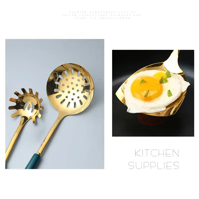 Set aus Edelstahl-Küchenutensilien in Gold- und Teal-Ausführung mit einem Schaumlöffel und einem Pasta-Server mit Teal-Griffen.