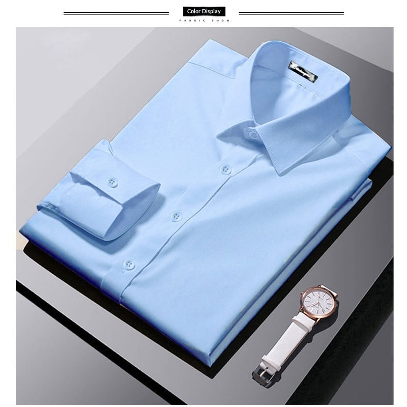 Ein crispes hellblaues Herren-Slim-Fit-Business-Hemd mit klassischem Kragen und geknöpften Manschetten, ordentlich auf einer dunklen Oberfläche gefaltet.