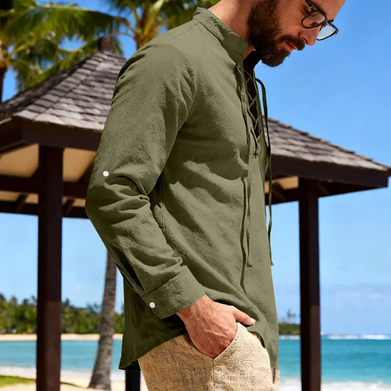 Camisa tipo henley de lino verde oliva para hombre con frente con cordones y puños abotonados, diseñada para mangas arremangables.