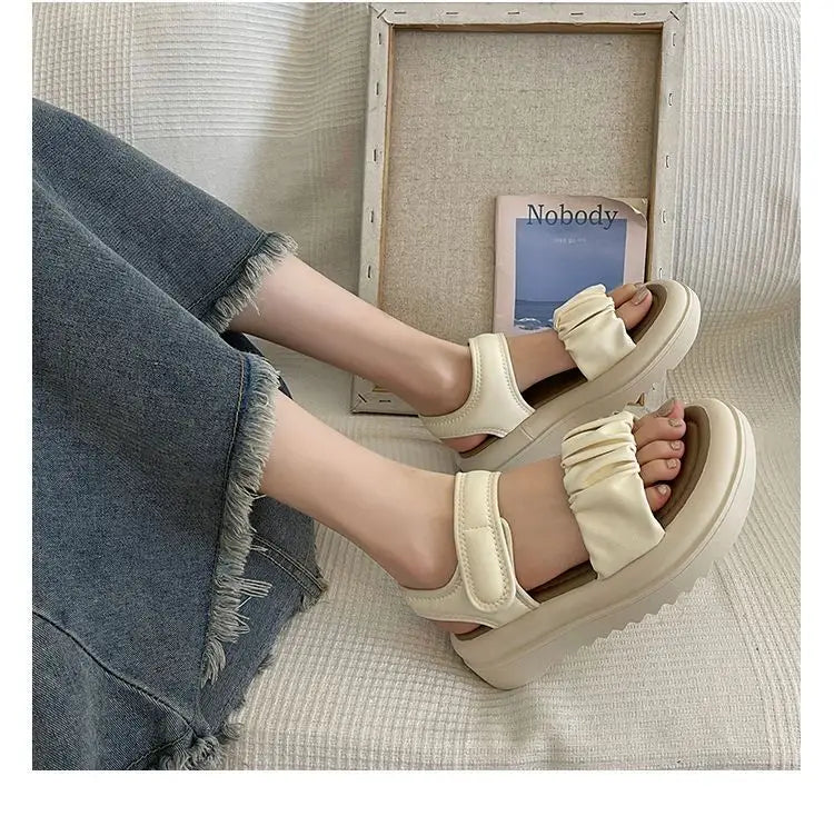 Sandales plateforme couleur crème pour femmes présentant des brides en tissu froncées et une semelle épaisse rembourrée.