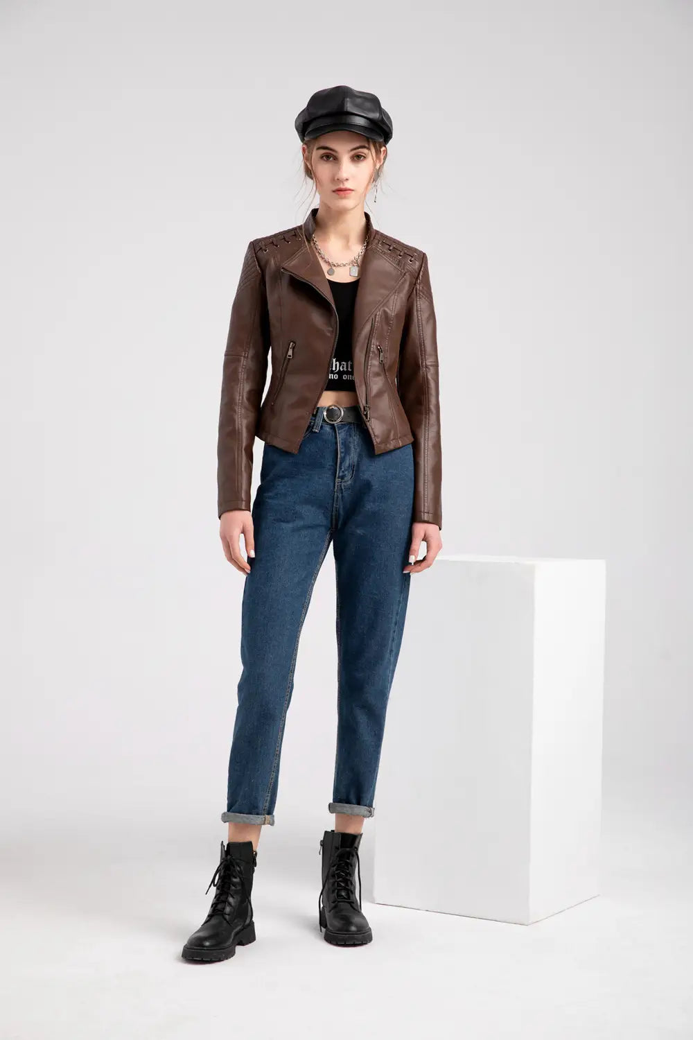 Braune Ledermotorradjacke mit Nieten-Details und Frontreißverschluss in einem Damen-Faux-Leder-Slim-Fit-Mantel.