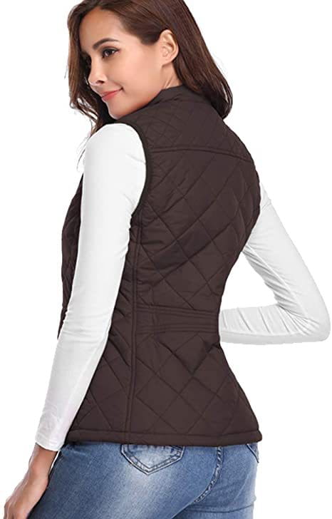 Chaleco acolchado de algodón para mujer en marrón con patrón rombos, cuello alto, silueta entallada y bolsillos.