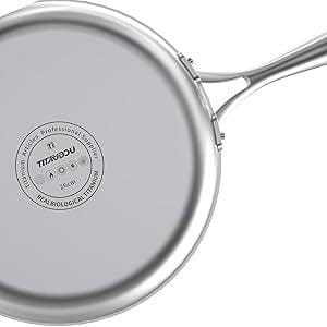 Poêle à frire antiadhésive en titane et acier inoxydable argenté de 10 pouces, avec un design moderne épuré et le logo de la marque All-Clad sur sa base.