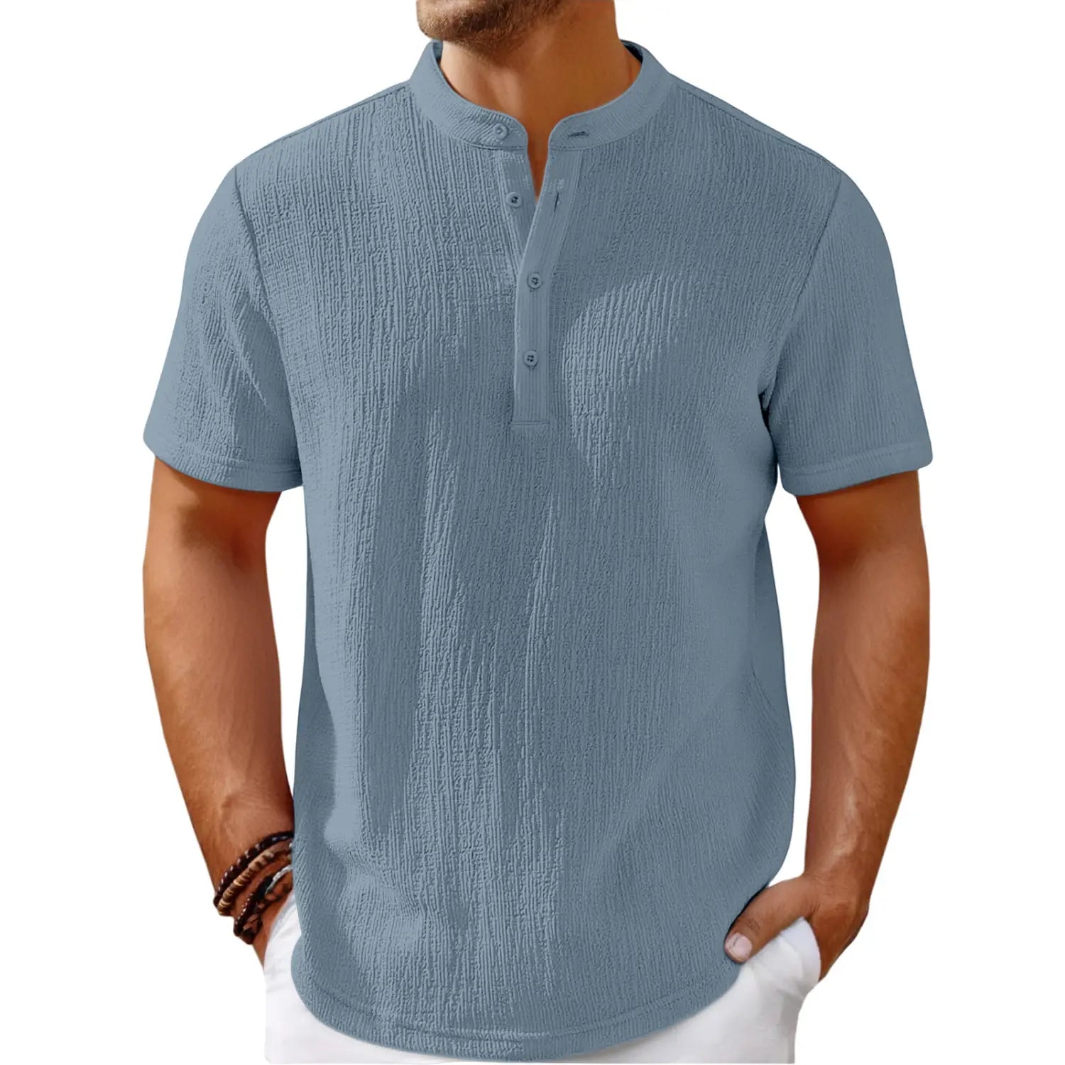 Chemise henley bleu clair texturée à manches courtes, avec un motif côtelé vertical discret, en coton lin pour hommes, dans un style rétro.