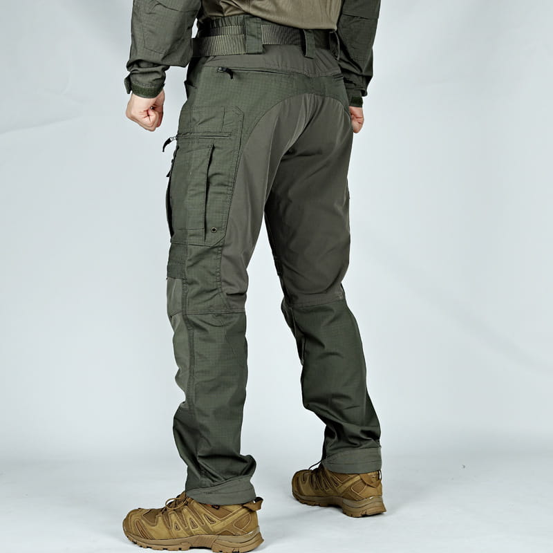 Pantalons tactiques P40 pour hommes, vert olive foncé, avec plusieurs poches cargo et système de passants de ceinture renforcé, conçus pour un usage militaire et en extérieur