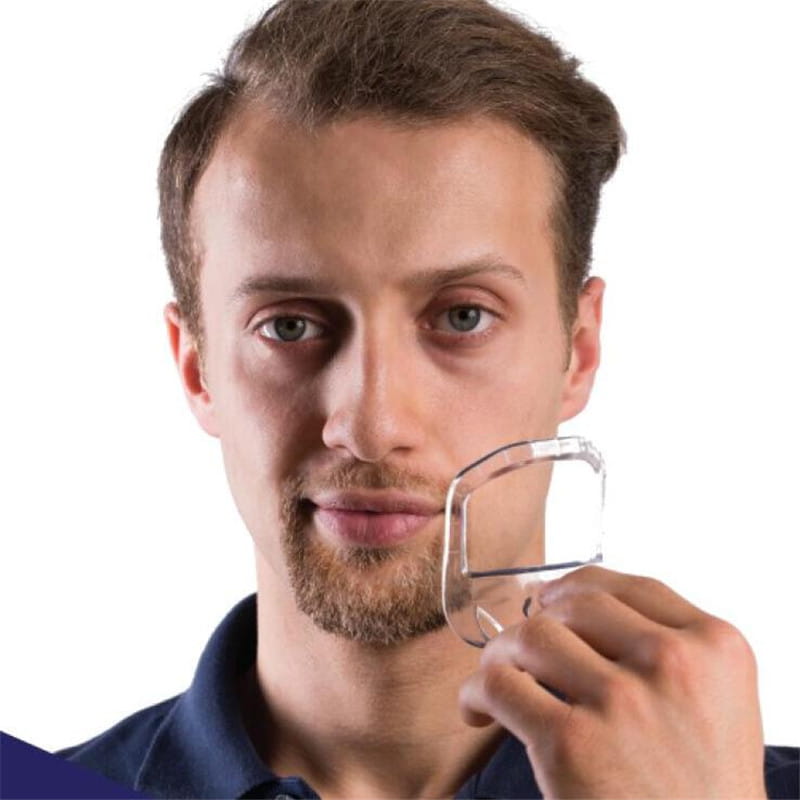 Klare, minimalistisch gerahmte Brille mit schlankem modernem Design, präsentiert in einem Bartformungswerkzeug, 5-teiliges transparentes Pflege-Set.