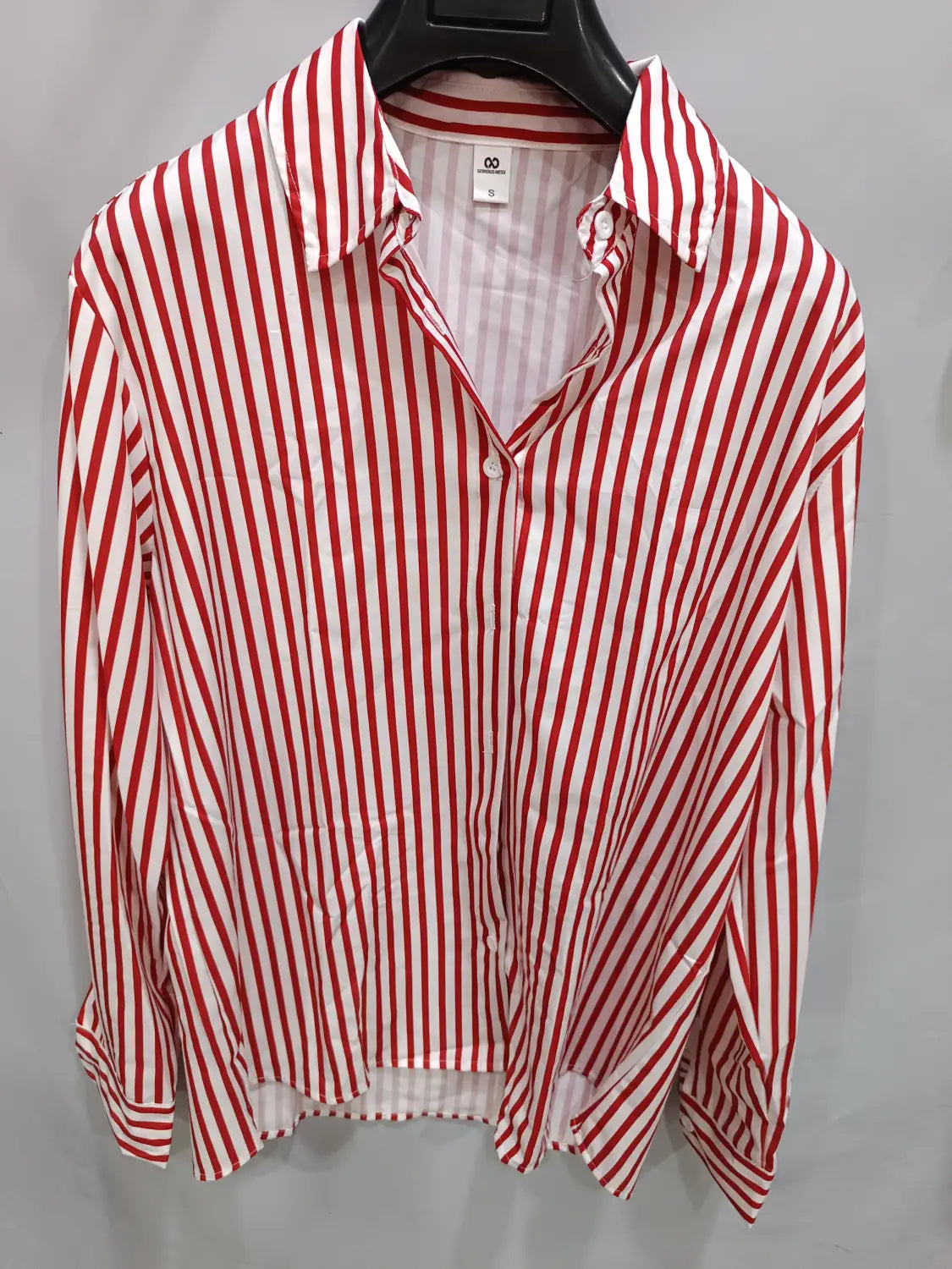 Chemise décontractée à manches longues à motif de rayures, pour homme, présentant un design boutonné rayé verticalement rouge et blanc, avec col classique en coton léger.