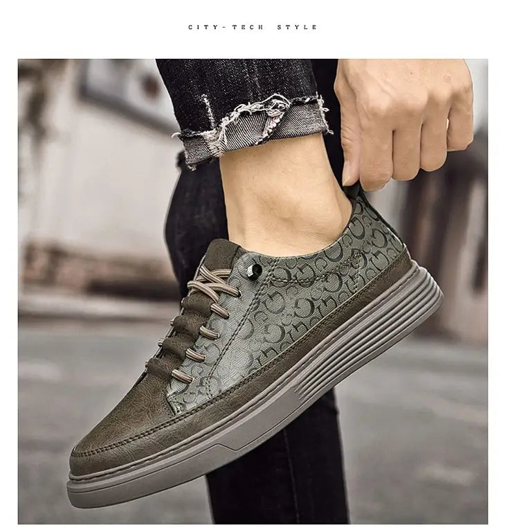 Baskets en cuir pour hommes, sans lacets, décontractées à semelle épaisse, en daim et en toile vert olive, avec un motif de monogramme répétitif et des lacets assortis.