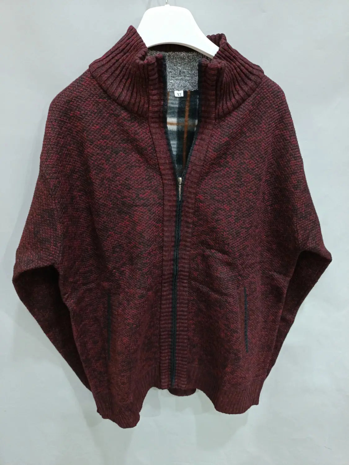 Herren-Cardigan mit Strukturstrick und Reißverschluss in Bordeaux, mit hohem Kragen und strukturiertem Muster in einem Strickstoff.